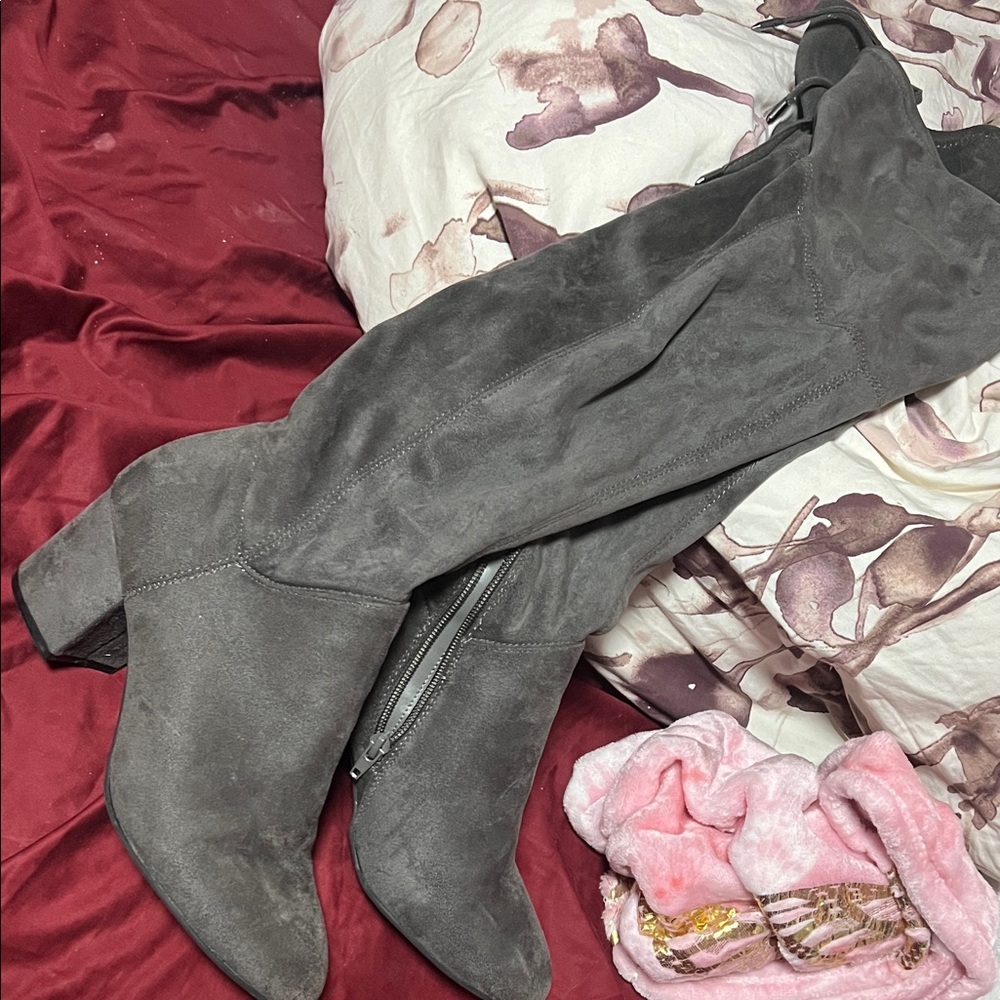 Knee high Gray heel boots